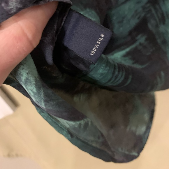 Banana Republic Silk Top | Gorgeous Green/Black Pattern | Size Small - Picture 5 of 5